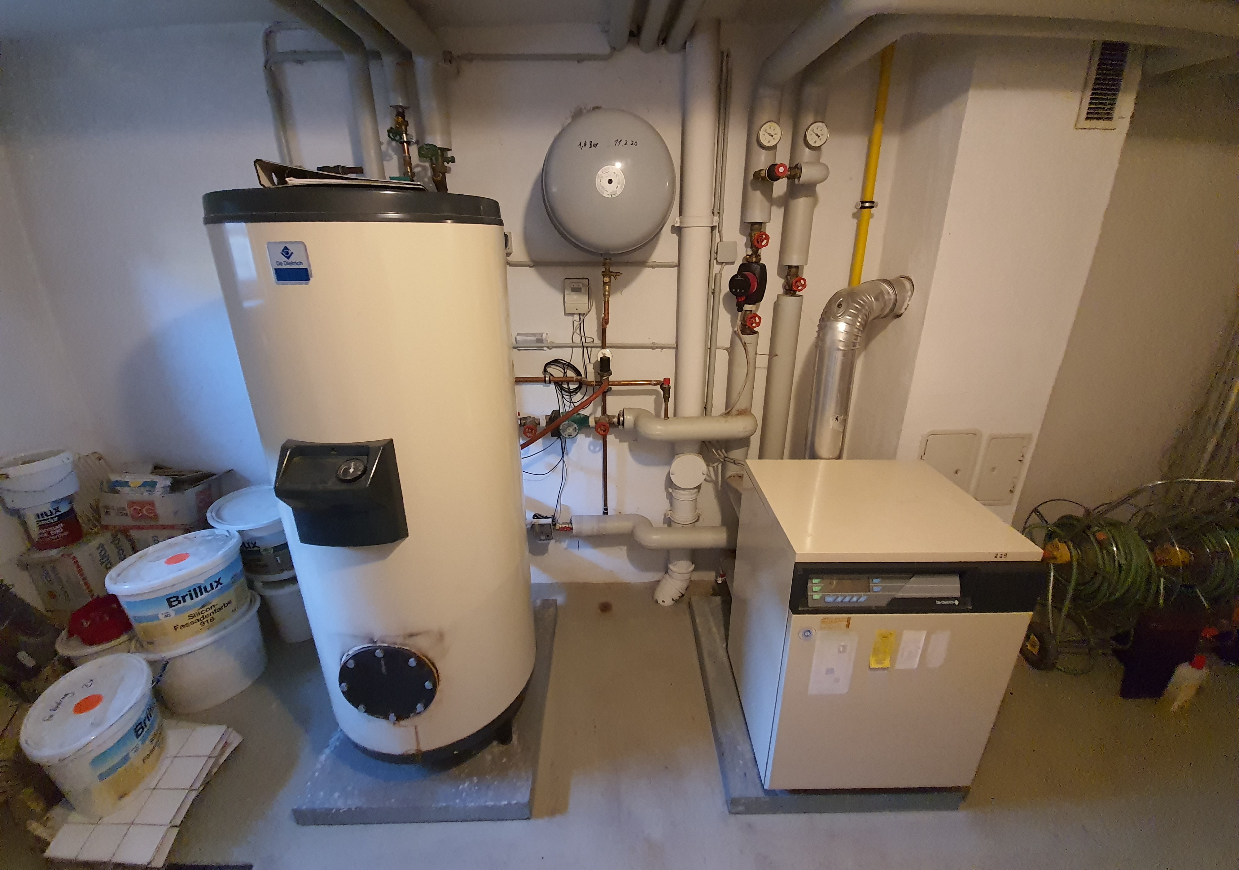 Moderner Gaskessel im Mehrfamilienhaus
