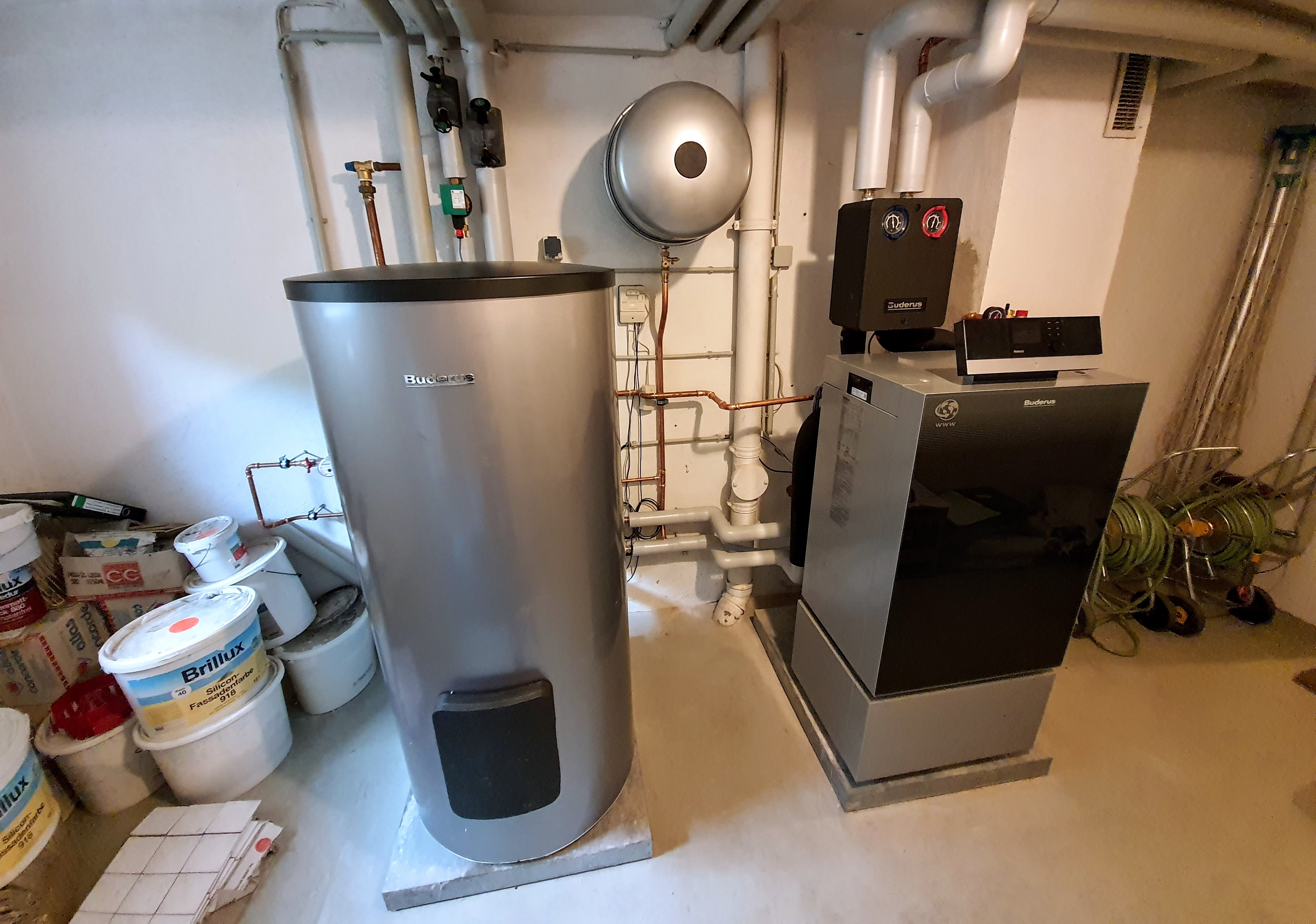 Moderner Gaskessel im Mehrfamilienhaus