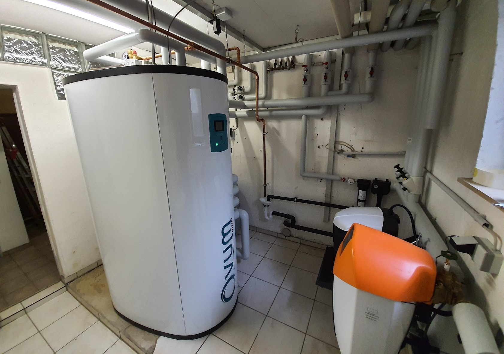 Luftwärmepumpe mit Gebläsekonvektoren, Photovoltaik & Stromspeicher ersetzt Ölkesselanlage