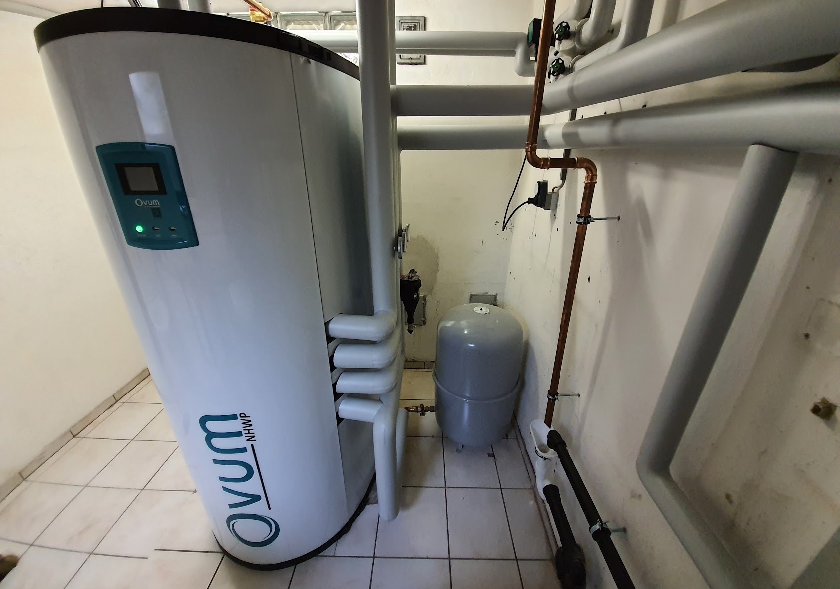 Luftwärmepumpe mit Gebläsekonvektoren, Photovoltaik & Stromspeicher ersetzt Ölkesselanlage