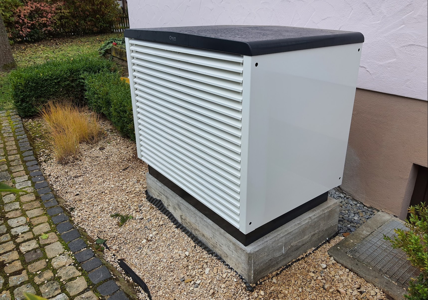 Luftwärmepumpe mit Gebläsekonvektoren, Photovoltaik & Stromspeicher ersetzt Ölkesselanlage